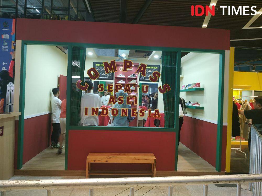 Penampakan booth Compass di Urban Sneaker Society di SCBD, Jakarta, (10/11). IDN Times/Erfah Nanda