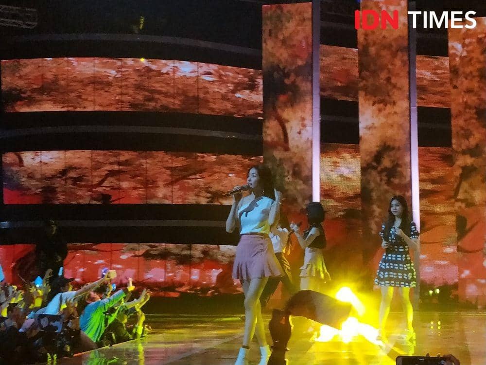 Performance GFRIEND dalam panggung Shopee X GFRIEND, Jakarta. 10 November 2019. IDN Times/Nadia Umara