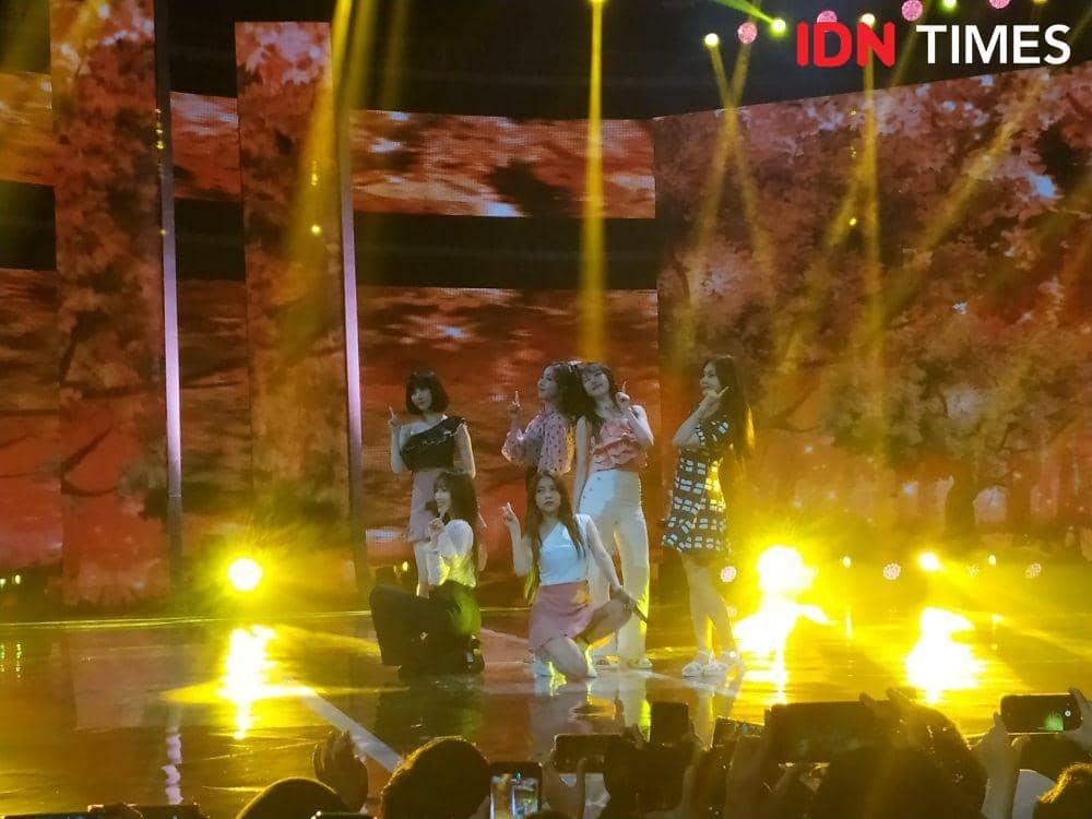 Performance GFRIEND dalam panggung Shopee X GFRIEND, Jakarta. 10 November 2019. IDN Times/Nadia Umara