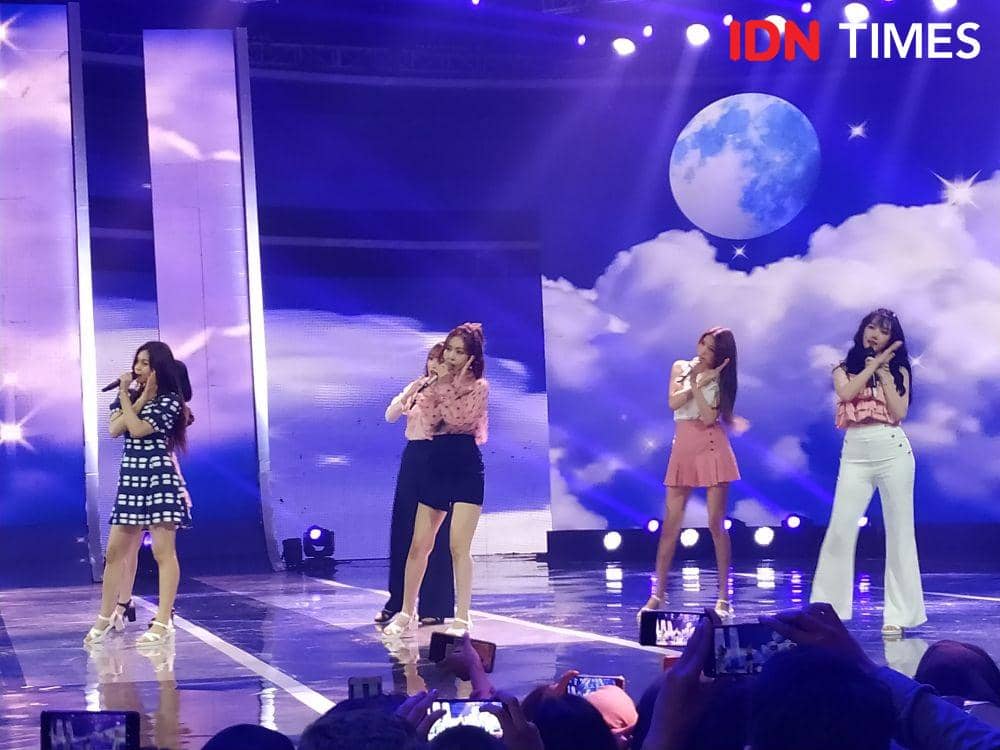 Performance GFRIEND dalam panggung Shopee X GFRIEND, Jakarta. 10 November 2019. IDN Times/Nadia Umara