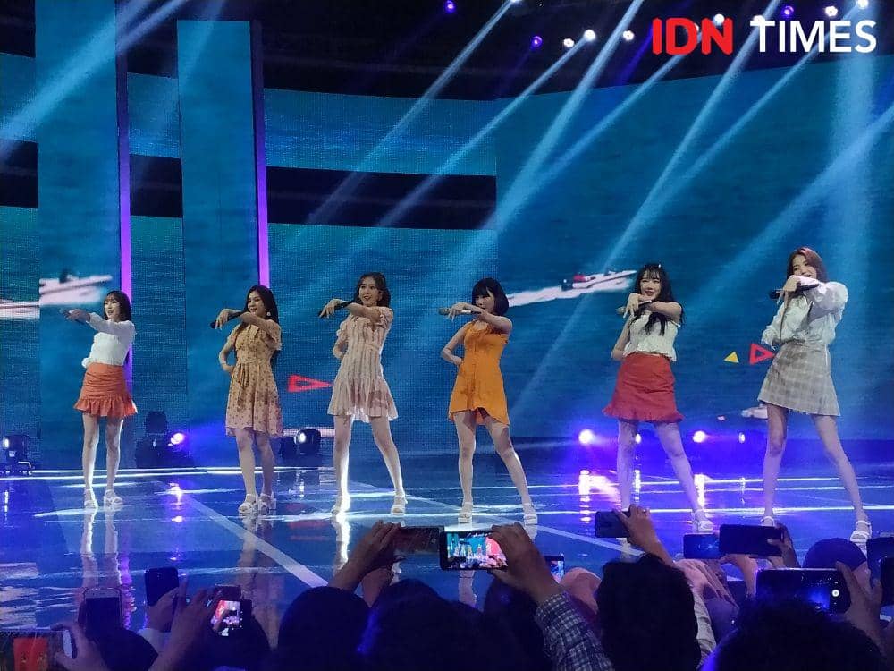 Performance GFRIEND dalam panggung Shopee X GFRIEND, Jakarta. 10 November 2019. IDN Times/Nadia Umara