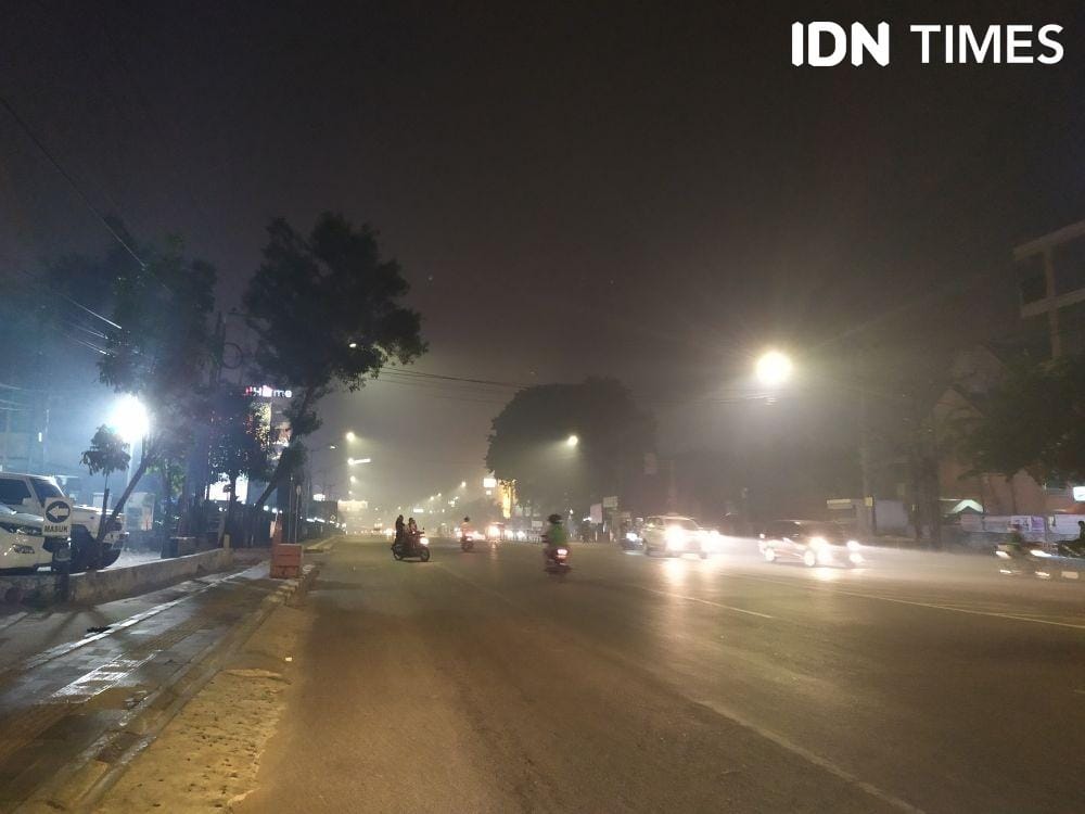 Kondisi jalan Palembang di malam hari (IDN Times/Feny Maulia Agustin)