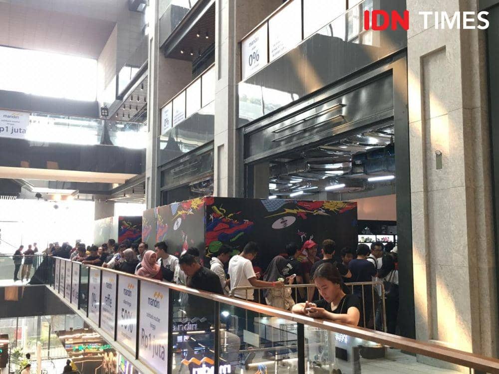 Salah satu antrean mengular di Urban Sneaker Society di SCBD, Jakarta, (10/11). IDN Times/Erfah Nanda