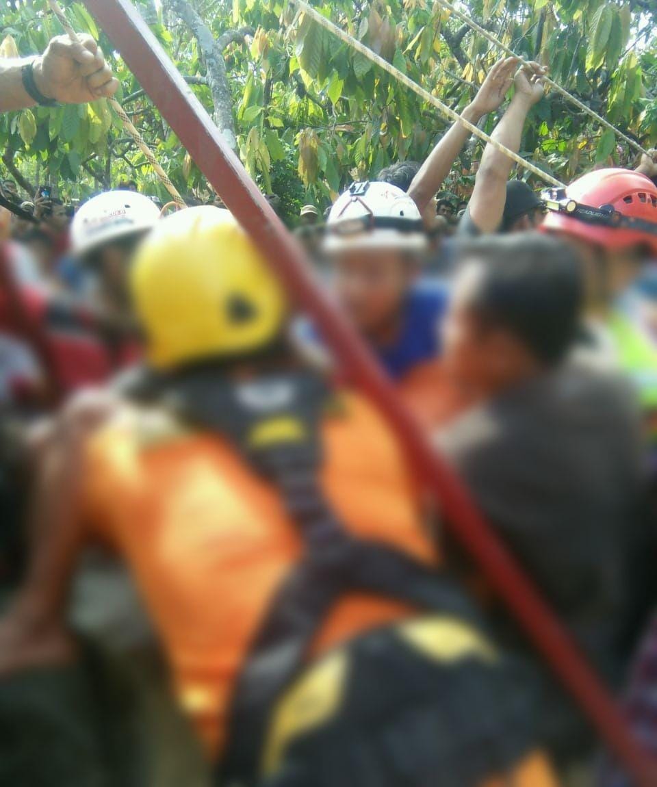 Petugas sar gabungan evakuasi tukang bersih sumur dari dalam sumur di Gunungkidul, Minggu (10/11). Dok. Humas Kantor Basarnas Yogyakarta