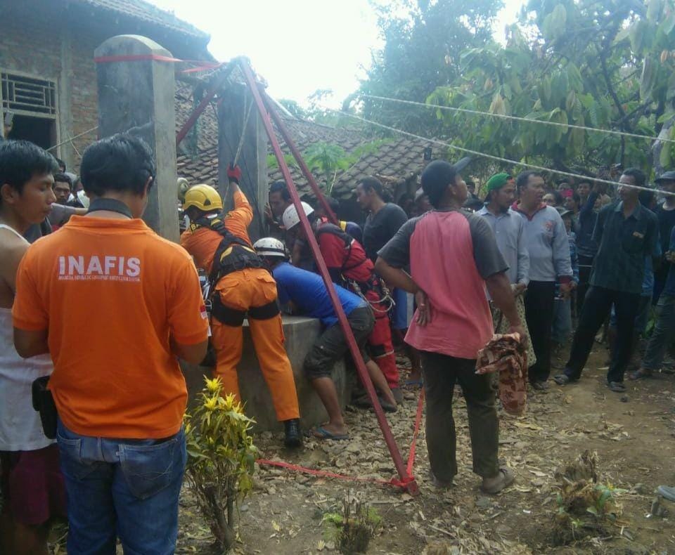 Petugas SAR gabungan evakuasi tukang pembersih sumur dari dalam sumur di Gunungkidul, Minggu (10/11). Dok. Humas Kantor Basarnas Yogyakarta