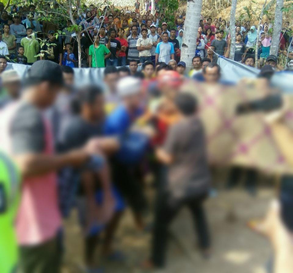 Petugas sar gabungan evakuasi tukang pembersih sumur dari dalam sumur di Gunungkidul, Minggu (10/11). IDN Times/Humas Kantor Basarnas Yogyakarta