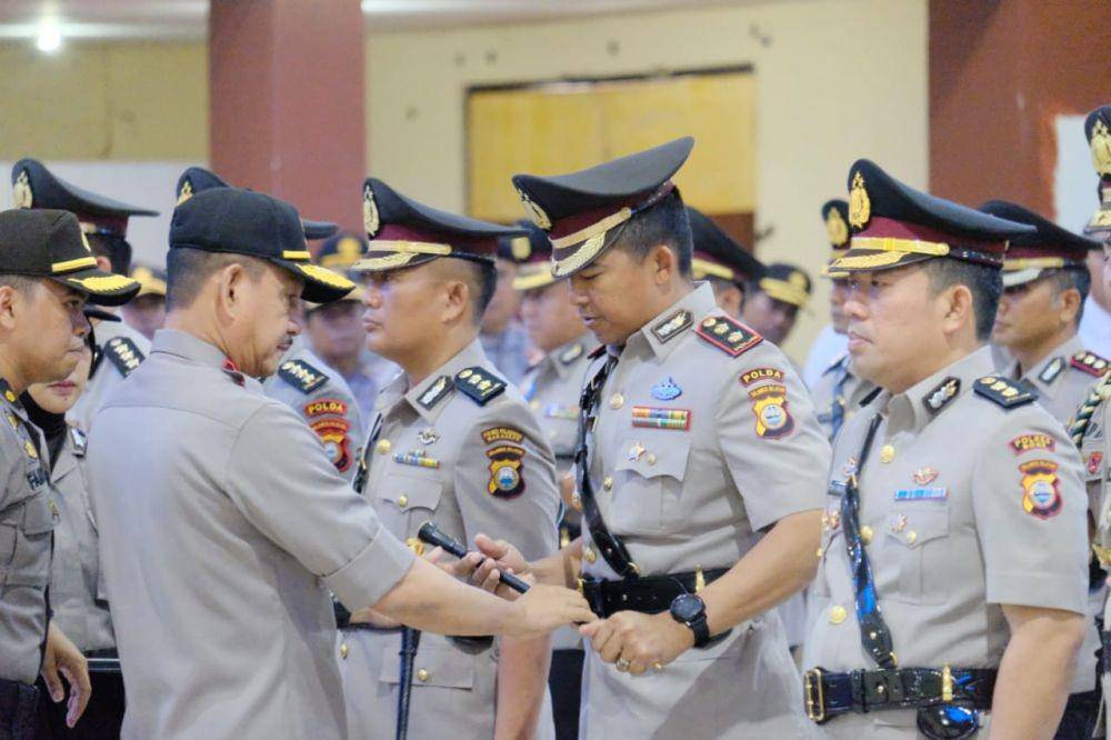 Kapolda Sulsel memimpin upacara sertijab PJU dan Kapolres jajaran Polda Suslel di SPN Batua Makassar, Senin (11/11) / Istimewa