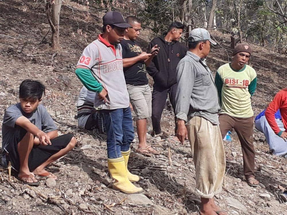 Warga Dusun Pangapusang, Desa Taring, Biringbulu sesaat setelah menemukan potongan kepala manusia / Istimewa