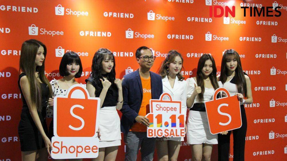 GFRIEND bersama Country Brand Manager Shopee, Rezki Yanuar dalam photo session Shopee X GFRIEND, Jakarta. 10 November 2019. IDN Times/Nadia Umara