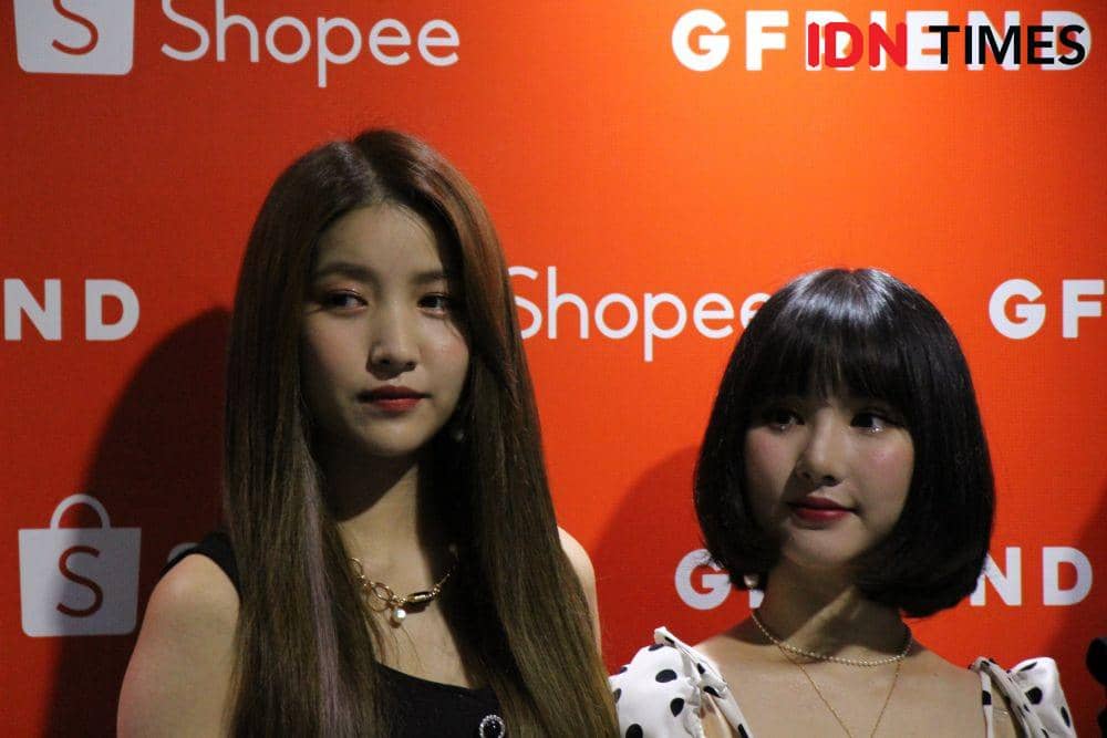 (ki-ka) Sowon dan Eunha dalam photo session Shopee X GFRIEND, Jakarta. 10 November 2019. IDN Times/Nadia Umara