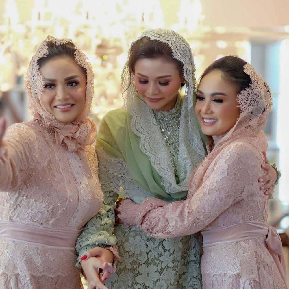 instagram.com/yunishara36