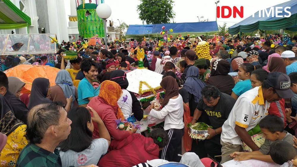 (Warga berebut pangan siap saji dalam tradisi Maudu Adaka ri Gowa, Sabtu, 9 November 2019) Sahrul Ramadan/IDN Times