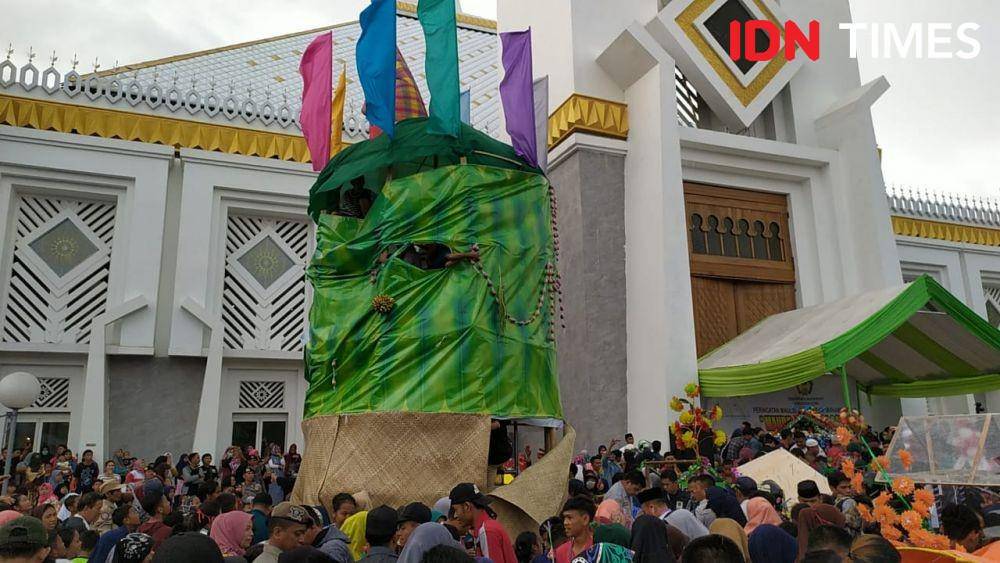(Warga berebut pangan siap saji dalam tradisi Maudu Adaka ri Gowa, Sabtu, 9 November 2019) Sahrul Ramadan/IDN Times