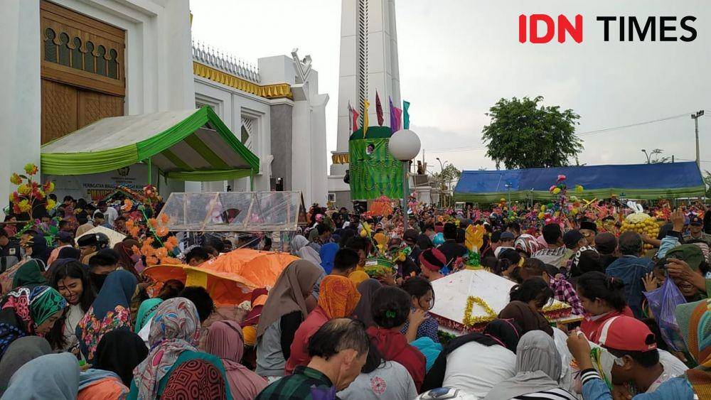 (Warga berebut pangan siap saji dalam tradisi Maudu Adaka ri Gowa, Sabtu, 9 November 2019) Sahrul Ramadan/IDN Times