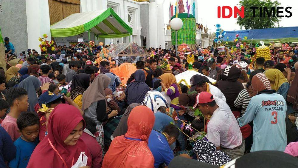 (Warga berebut pangan siap saji dalam tradisi Maudu Adaka ri Gowa, Sabtu, 9 November 2019) Sahrul Ramadan/IDN Times