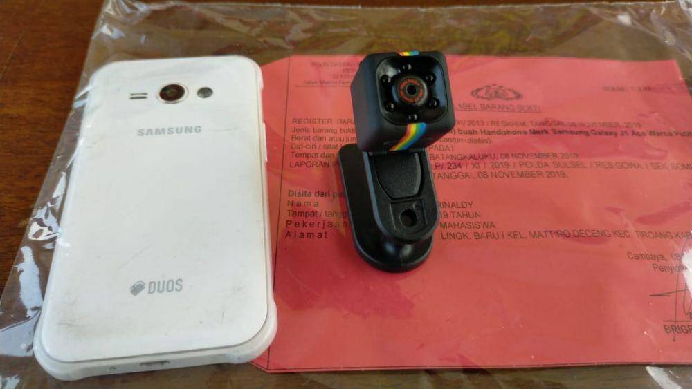 Barang bukti kamera mini dan handphone pelaku perekam di toilet FHS UINAM / Istimewa