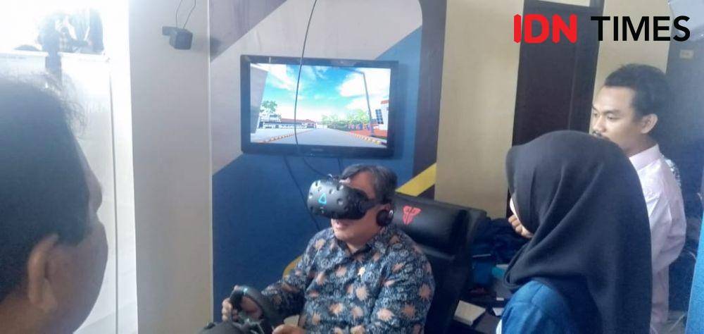 Menristek Bambang Brodjonegoro menjajal VR, Minggu (10/11). IDN Times/Idfy