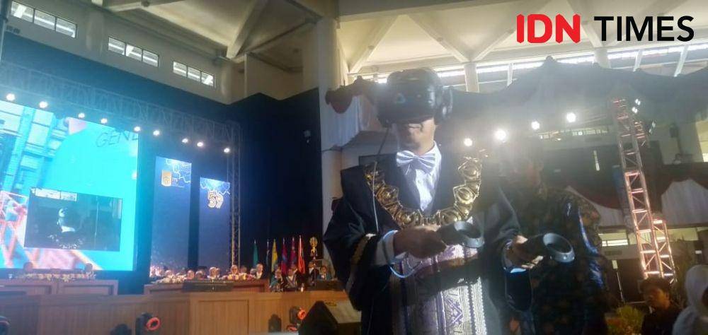 Rektor ITS Prof Mochamad Ashari saat menjajal Virtual Reality, Minggu (10/11). IDN TImes/Idfy