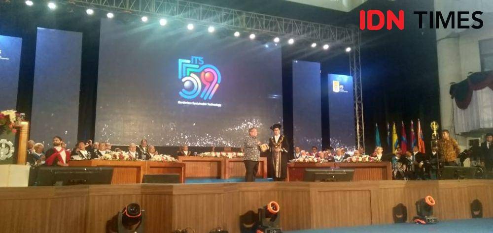Menristek Bambang Brodjonegoro (kiri) dan Rektor ITS Prof Mochamad Ashari (kanan) dalam acara puncak Dies Natalis ke-59 ITS, Minggu (10/11). IDN Times/Idfy