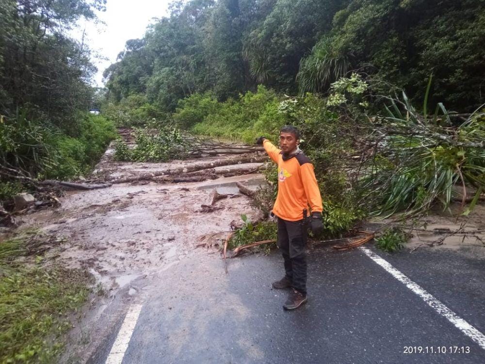 Longsor di Jalan Lintas Karo-Dairi (Dok. BPBD Dairi)