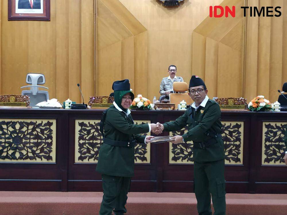 Wali Kota Surabaya Tri Rismaharini (kiri) dan Wakil Ketua DPRD Surabaya AH Toni pada rapat paripurna pertama, Minggu (10/11). IDN Times/ Fitria Madia