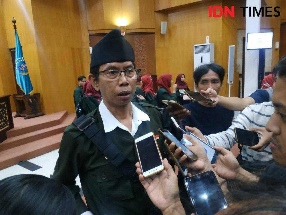 Ketua DPRD Kota Surabaya Adi Sutarwijono usai rapat paripurna, Minggu (10/11). IDN Times/Fitria Madia.