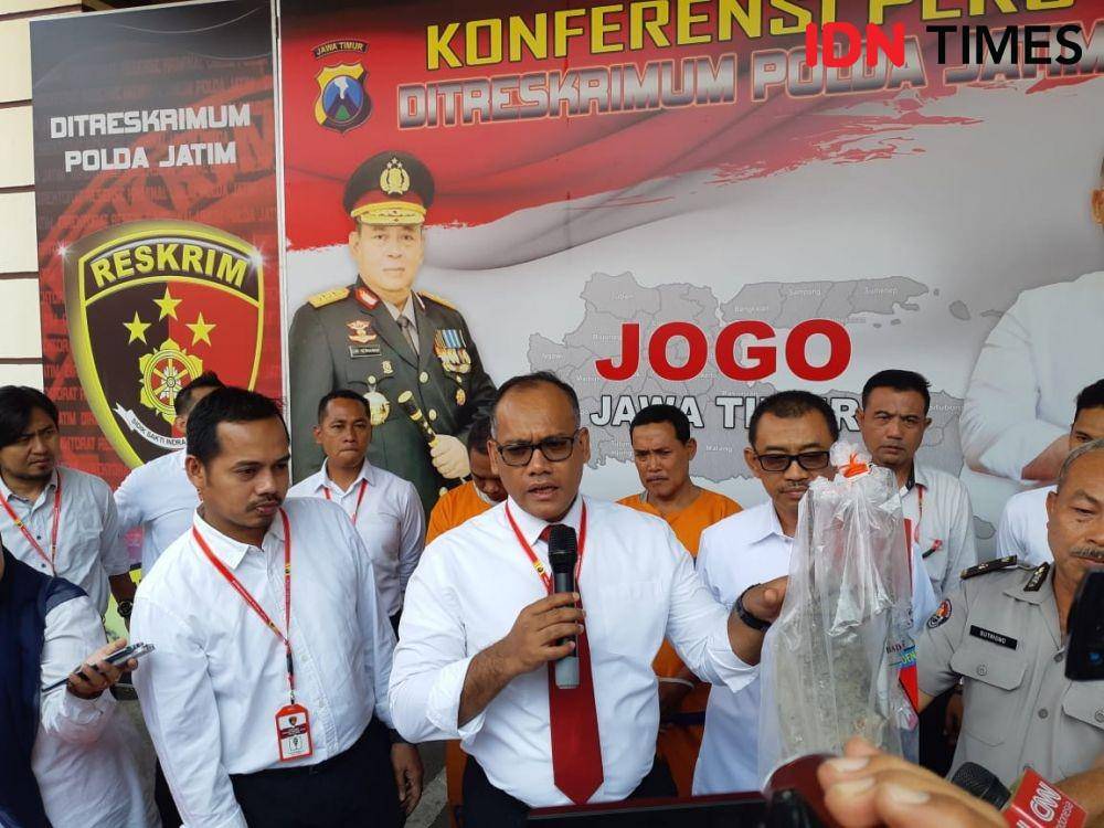 Dirreskrimum Polda Jatim Kombes Pol Gidion Arif Setyawan (tengah) saat merilis kasus ambruknya SDN Gentong 1 Pasuruan di Mapolda Jatim, Senin (11/11). IDN Times/Ardiansyah Fajar