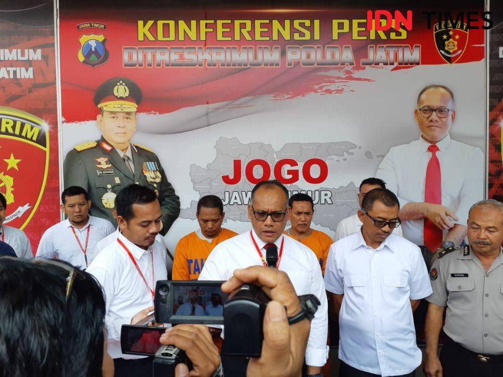 Dirreskrimum Polda Jatim Kombes Pol Gidion Arif Setyawan (tengah) saat merilis kasus ambruknya SDN Gentong 1 Pasuruan di Mapolda Jatim, Senin (11/11). IDN Times/Ardiansyah Fajar