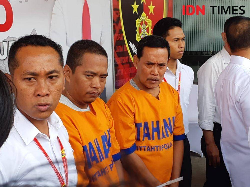 Tersangka berinisial DS dan SE kasus SDN Gentong 1 Pasuruan ambruk saat dirilis di Mapolda Jatim, Senin (11/11). IDN Times/Ardiansyah Fajar