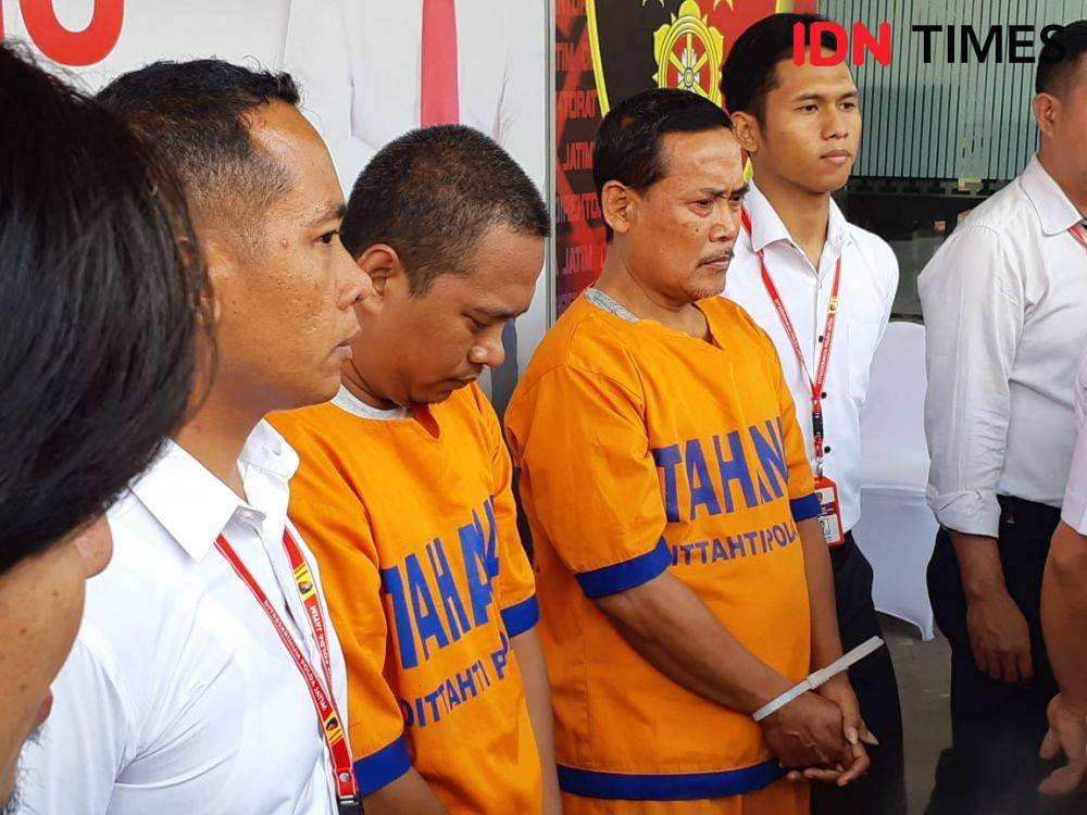 Tersangka berinisial DS dan SE kasus SDN Gentong 1 Pasuruan ambruk saat dirilis di Mapolda Jatim, Senin (11/11). IDN Times/Ardiansyah Fajar