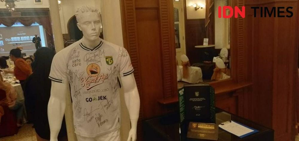 Jersey away Persebaya dengan tanda tangan pemain yang dilelang dalam charity night Garda Pangan, Minggu (10/11). IDN Times/Idfy