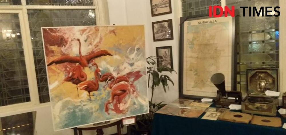 Lukisan dan barang antik yang dilelang dalam charity night Garda Pangan, Minggu (10/11). IDN Times/Idfy