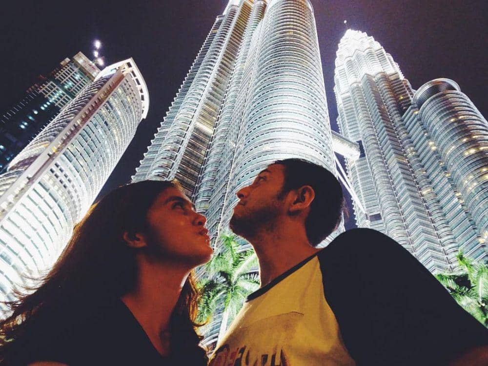 9 Potret Artis Bergaya di Depan Menara Kembar Malaysia, Kece Abis!