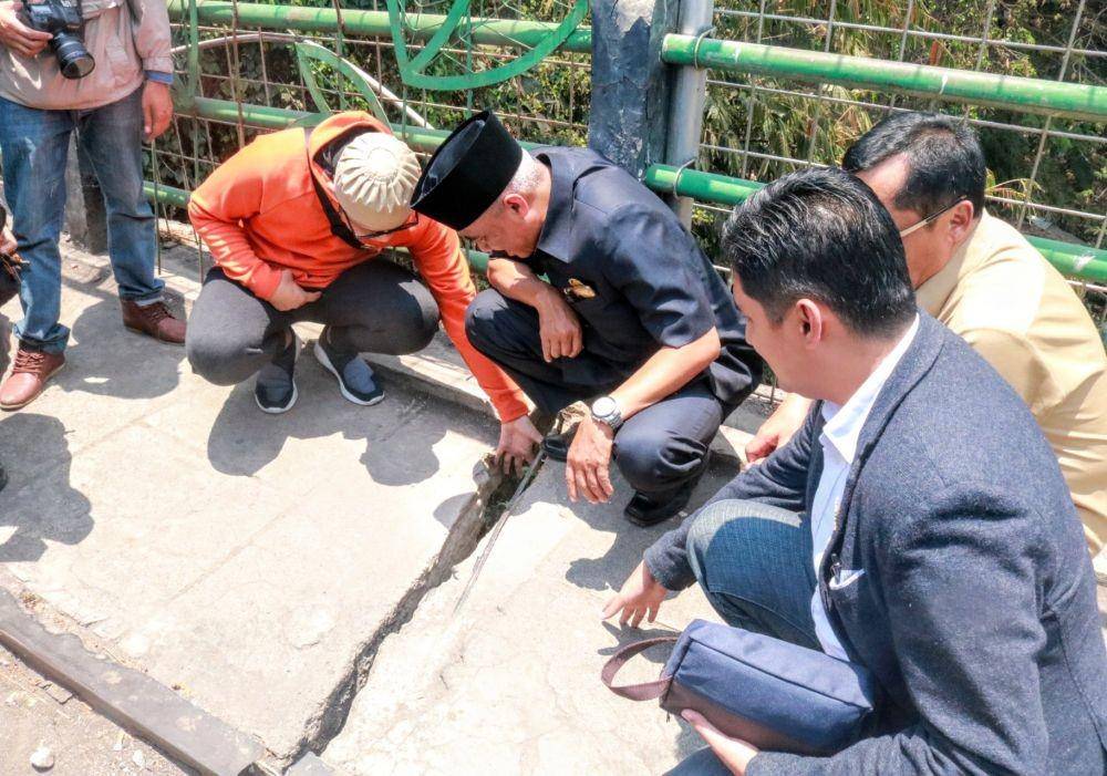 Anggota DPRD Kota Malang saat melakukan sidak di Jembatan Muharto. IDN Times/ Alfi Ramadana