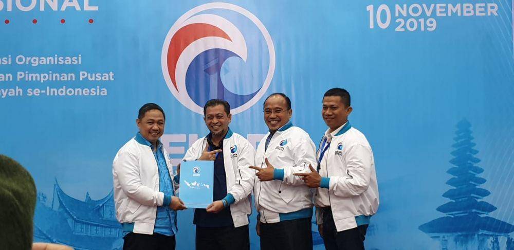 Anis Matta (pertama kiri), ketua Umum Partai Gelora saat memberikan SK kepada Hadi Mulyadi (kedua kiri) di Jakarta (Dok. Humas Partai Gelora)