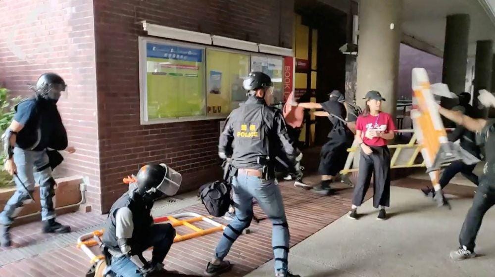 Pengunjuk rasa bentrok dengan polisi anti huru hara di kampus Universitas Politeknik Hong Kong, di Hong Kong, pada 11 November 2019. Gambar diambil dari unggahan media sosial. ANTARA FOTO/POLYU CAMPUS RADIO via REUTERS