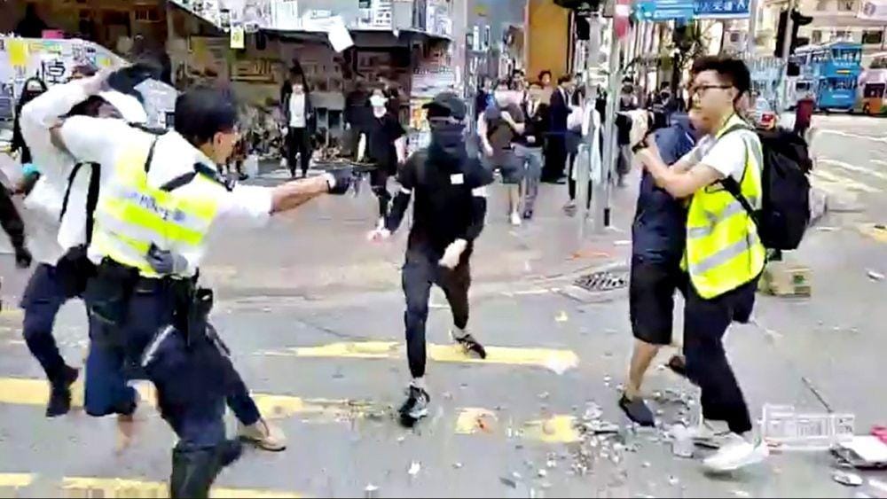 Gambar diam diambil dari video media sosial menunjukkan seorang polisi membidik senapannya ke arah pengunjuk rasa di Sai Wan Ho, Hong Kong, pada 11 November 2019. ANTARA FOTO/CUPID PRODUCER via REUTERS