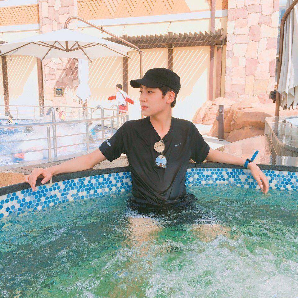 Twitter @dearhyonsang