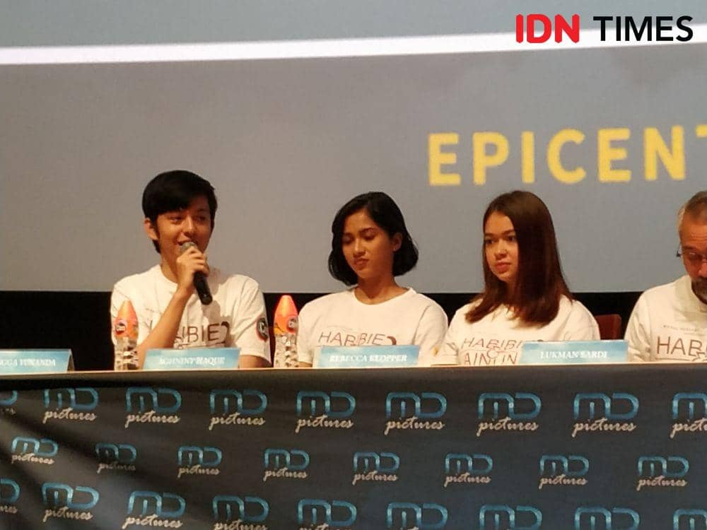 (kiri) Angga Yunanda dalam perilisan trailer dan original soundtrack film "Habibie & Ainun 3" di Jakarta. 11 November 2019. IDN Times/Nadia Umara