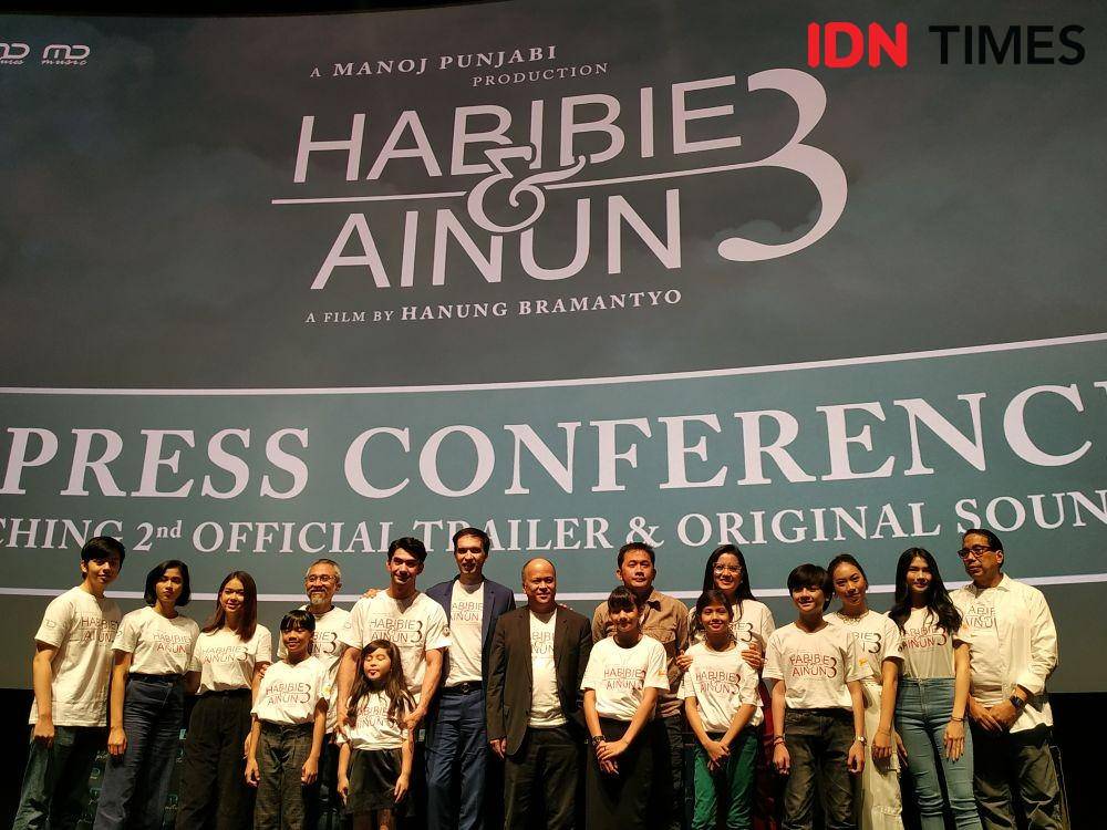 Cast dan kru film "Habibie & Ainun 3" dalam peluncuran trailer dan original soundtrack di Jakarta. 11 November 2019. IDN Times/Nadia Umara
