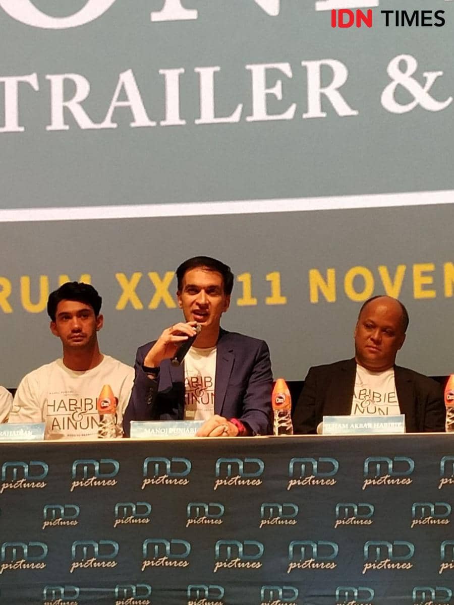 (tengah) Manoj Punjabi selaku Produser Film dalam peluncuran trailer dan original soundtrack "Habibie & Ainun 3" di Jakarta. 11 November 2019. IDN Times/Nadia Umara