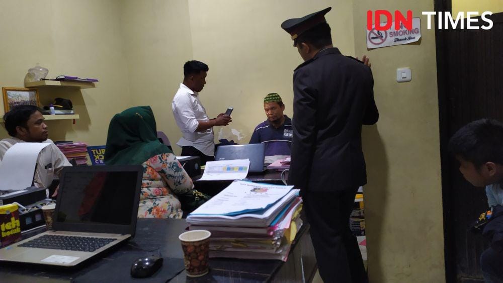 Terduga pelaku penebas kepala yang ditemukan di kebun di Kampung Sonra, Dusun Pangapusang saat diamankan di Mako Polres Gowa, Senin (11/11) - Sahrul Ramadan / IDN Times