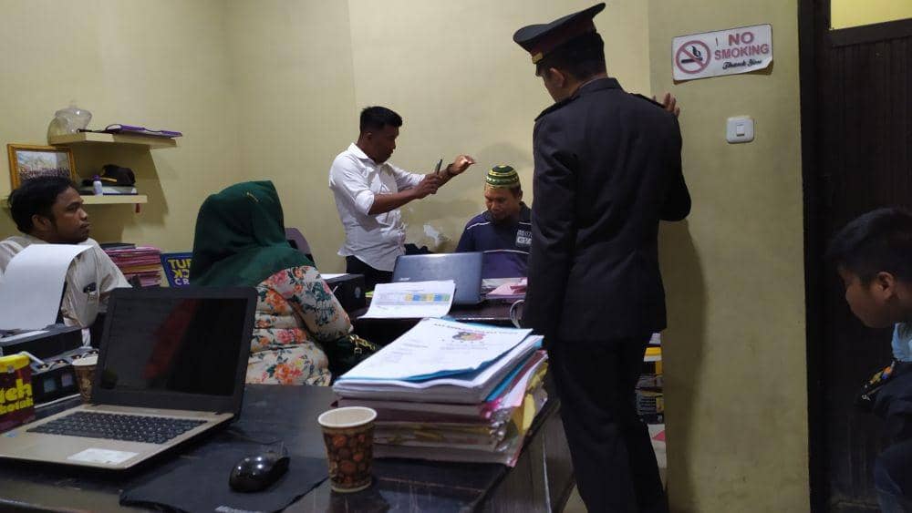 Terduga pelaku penebas kepala yang ditemukan di kebun di Kampung Sonra, Dusun Pangapusang saat diamankan di Mako Polres Gowa, Senin (11/11) - Sahrul Ramadan / IDN Times