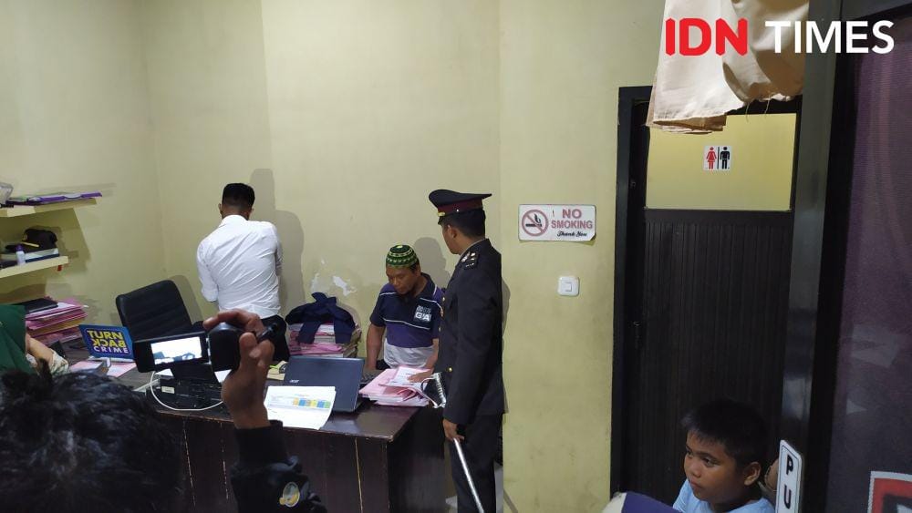 Terduga pelaku penebas kepala yang ditemukan di kebun di Kampung Sonra, Dusun Pangapusang saat diamankan di Mako Polres Gowa, Senin (11/11) - Sahrul Ramadan / IDN Times