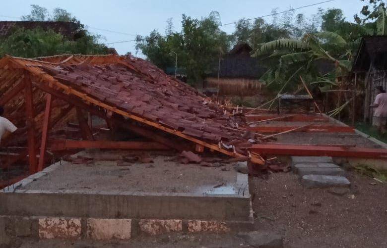 Rumah salah satu warga Bojonegoro ambruk akibat diterjang angin puting beliung. IDN Times/Dok. Istimewa