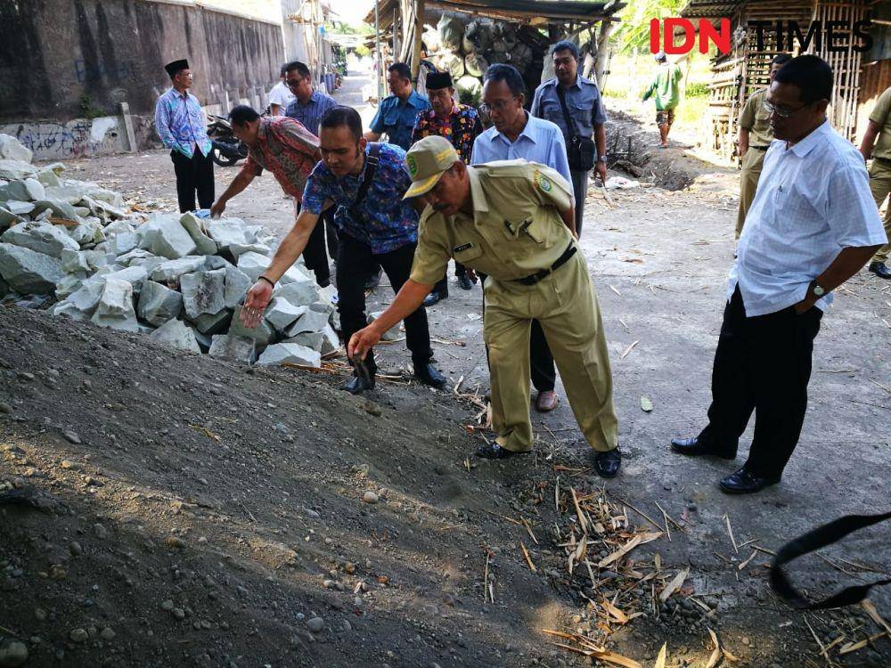 Sidak Komisi D DPRD Bantul terhadap material proyek padat karya, Senin (11/11). IDN Times/Daruwaskita