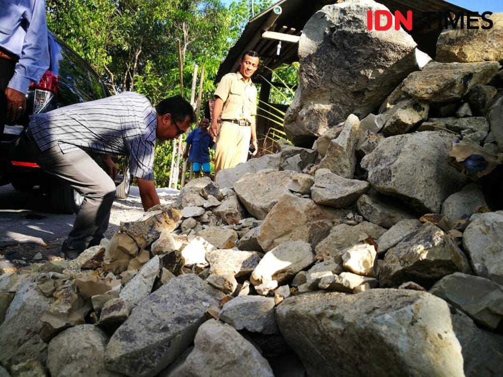 Material batu tidak sesuai dengan spesifikasi. IDN Times/Daruwaskita
