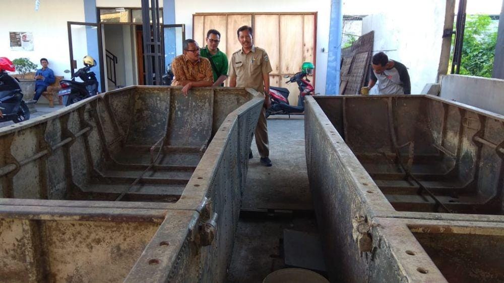 Dua buah perahu baja yang berhasil diangkat dari dasar sungai. Tengah dibersihkan oleh para petugas. IDN Times/Imron