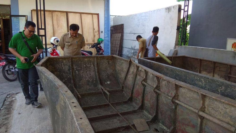 Dua buah perahu baja yang berhasil diangkat dari dasar sungai. Tengah dibersihkan oleh para petugas. IDN Times/Imron