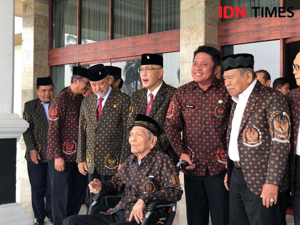 Gubernur Sumsel Herman Deru bersama para veteran Pengisi kemerdekaan (IDN Times/Rangga Erfizal)